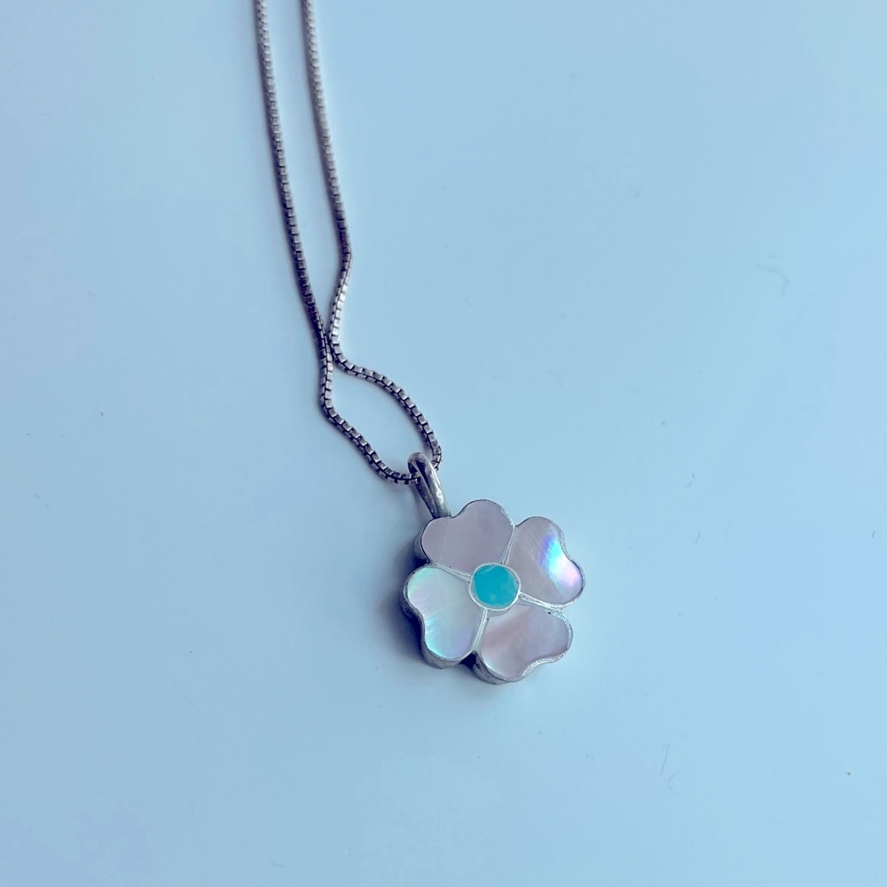 🛍3 for $25🛍 NWOT Pearlescent Pink Four Leaf Clover Necklace